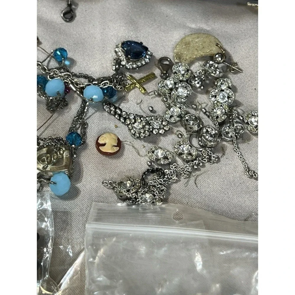 BEAD LOT‎ FOR JEWELRY MAKING SOME VERY GOOD QUALITY (2349)